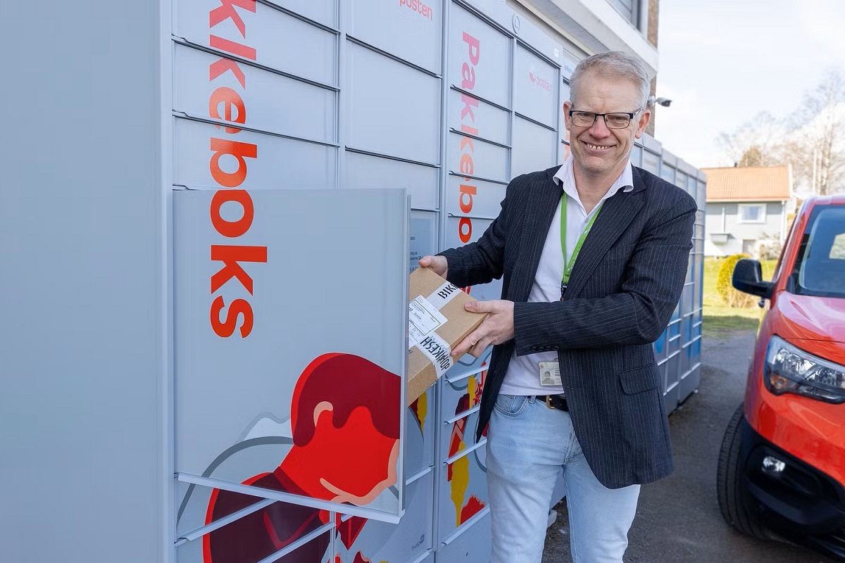 Posten Bring district manager Ronny Karlsen celebrates the parcel locker milestone