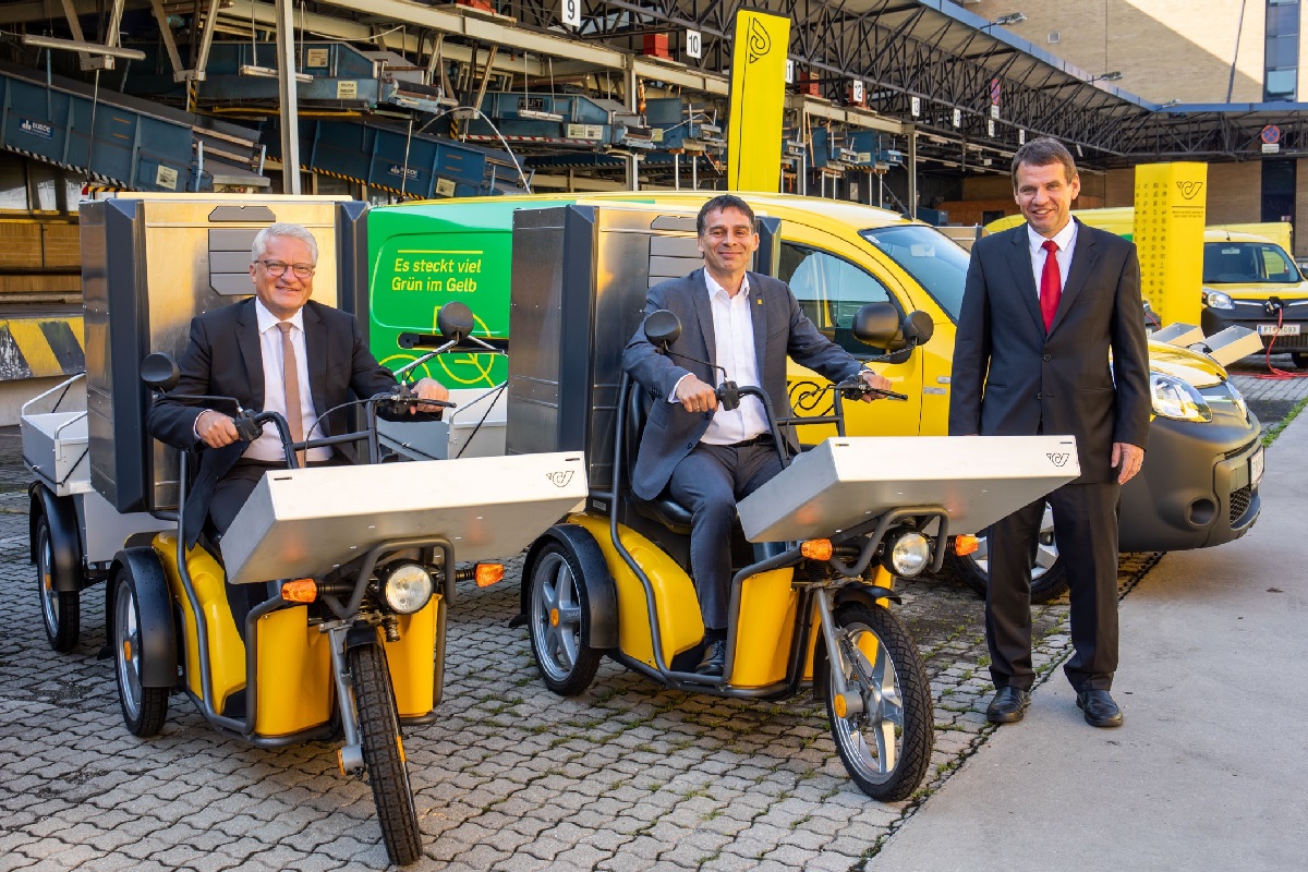 Peter Umundum (centre) with electric delivery vehicle from Kyburz
