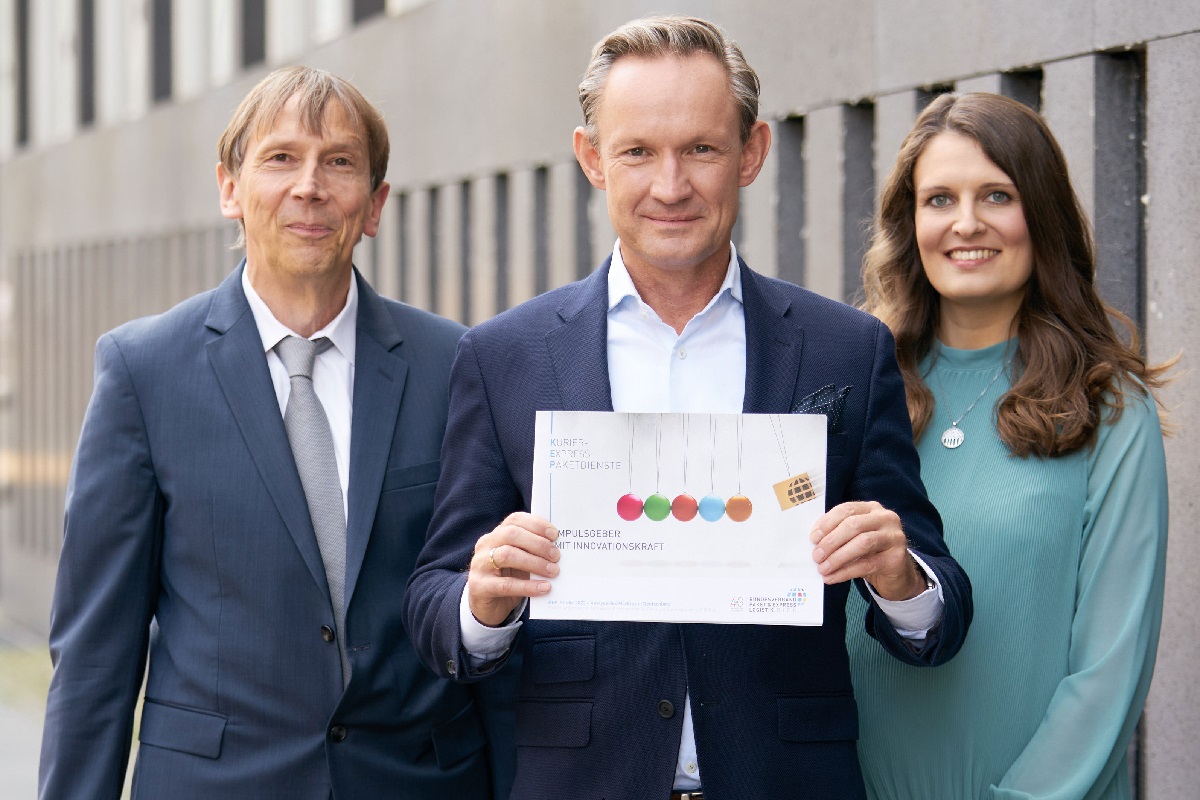 Marten Bosselmann (centre), Klaus Esser and Elena Marcus-Engelhardt (BIEK) present the 2022 study