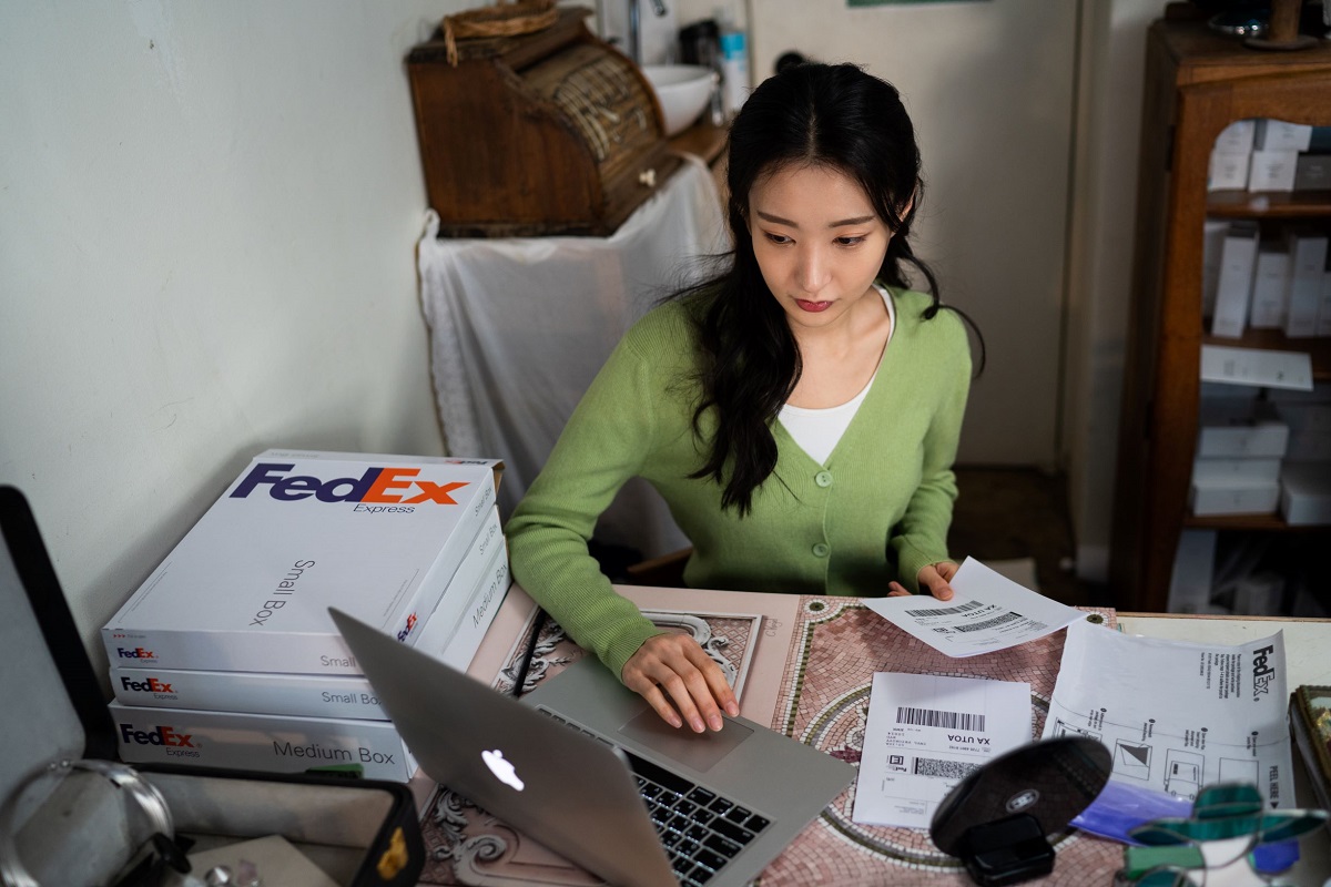 FedEx supports Asian e-tailers