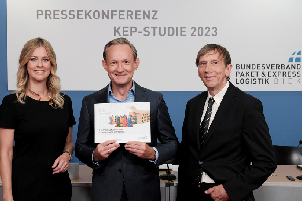 BIEK's Marten Bosselmann (centre) and study author Klaus Esser (right) with moderator Maxi Sarwas