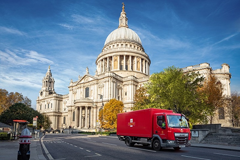 Royal Mail Truck in front of St. Paul´s Cathedral