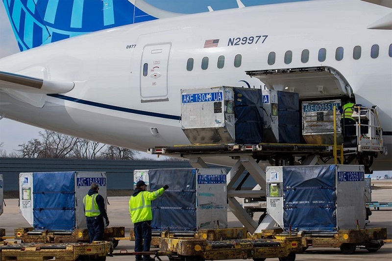 United Airlines cargo loading
